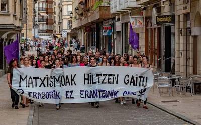 Gasteizen izandako hilketak salatzeko manifestazioa