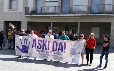 Atzoko hilketa matxistak salatzeko elkarretaratzea egin dute gaur eguerdian Aretxabaletan