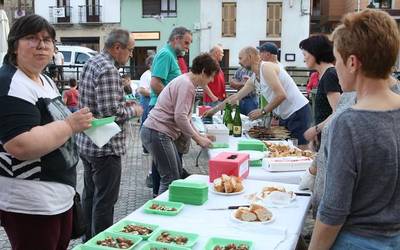 Elkartasunez beteriko pintxoak eta datilak, atzo, Antzuolan