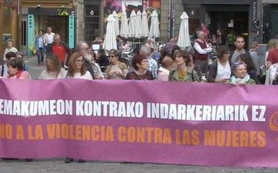 Indarkeria matxistaren kontrako elkarretaratze jendetsua, Iruñean