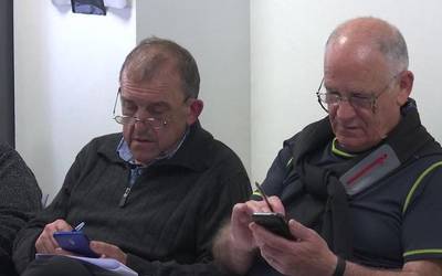 Nagusiak teknologia berrietan murgilduta, mugikorrekin