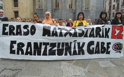 Arrasatearrek ere gaitzetsi dute Gasteizeko hilketa bikoitza