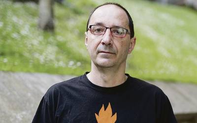 «Kapitalismoak harrapatu gaitu alor denetan, eta kazetaritza hil egin du. Orain etekinek baino ez dute balio, edozeren gainetik"