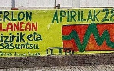 Iaz lan istripuak izan ziren Azpeitiko eta Azkoitiko enpresen atarietan pankartak jarri ditu LABek