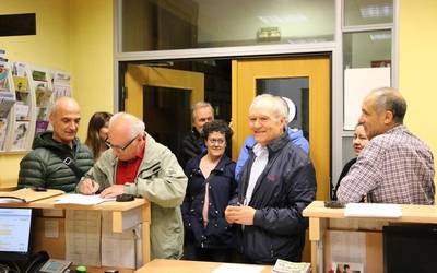 Floreagako auzokideek 720 sinadura bildu dituzte, auzoan irisgarritasuna bermatzea eskatzeko