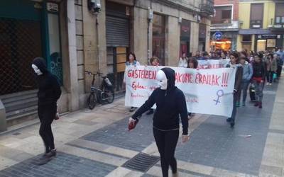 Ehunka lagun atera dira Durangon Iruñeko sententzia eta Gasteizko hilketak salatzeko