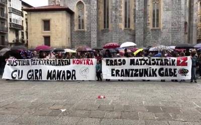 'La Manada' auziaren epaia salatzeko elkarretaratze jendetsuak egin zituzten atzo