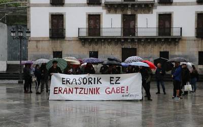Donibane Garaziko emakumearen hilketa gaitzetsi dute hainbat herritarrek