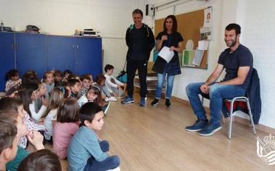 Imanol Agirretxe futbol jokalaria Orioko Herri Ikastolan izan da