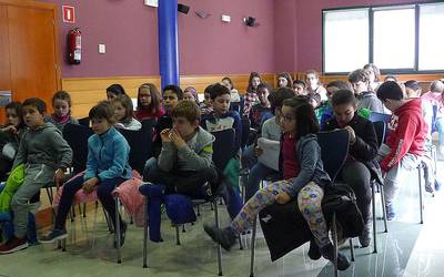 Mendaroko ikasleek ura eta ibaien inguruan dituzten kezkak jakinarazi dizkiote alkateari