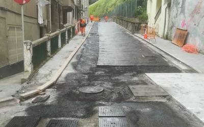 Gabolats asfaltatzen dabiltza