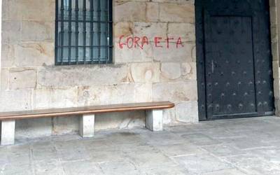 Bergarako Udalak "berehala" ezabatuko ditu bart gaueko pintaketak