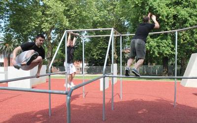 Parkourra praktikatzeko gune berezia paratu dute Sarrikoko parkean
