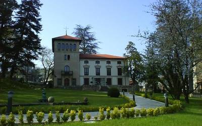 Berrizko eraso matxista salatzeko kontzentrazioa deitu dute Azeri Gorriak taldeko kideek