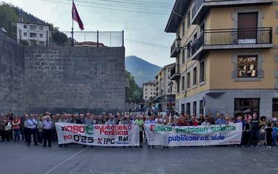 Jubilatu eta pentsiodunak ez daude amore emateko prest, eta protestei eusten diete