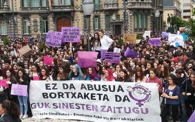 Justizia patriarkalaren aurka ikasleek manifestazioa burutu dute