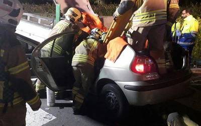 Auto-gidari bat hil da Leioan, aparkatuta zegoen kamioi baten aurka talka egin ondoren