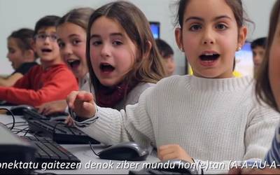 Floreaga Ikastetxeko 'Internet Safe Day' bideoa Safer Internet Day lehiaketako finalean