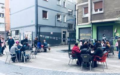Mintzopotean batu dira gaur Iurretan