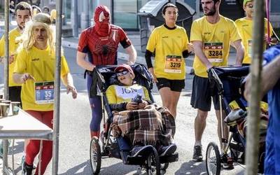Abel Fernandez eta Ustaritz Zabalondo ataxia telangiectasia duten umeekin egon ziren Martín Fiz maratoian