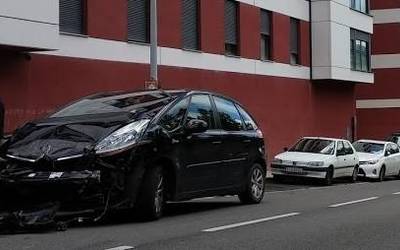 Bi autok talka egin dute Lamuzako frontoiaren aurrean