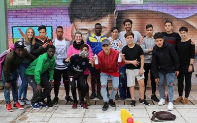 Gazte etorkinek ikurriña gehitu diote Izurtzako mural berriari