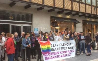 Atzo emakume bik jasandako erasoa gaitzesteko kontzentrazioa egin dute
