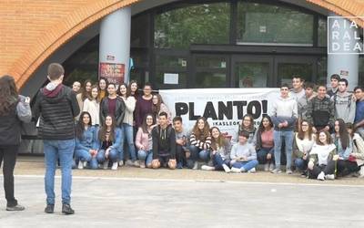 Zaraobe Institutuko eta Laudio Ikastolako DBH 4.mailako ikasle guztiek egin diote planto Hezkuntza Sailaren azterketari