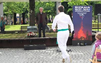 Gerra zibilean hildakoak omenduko dituzte, belaunaldi berrienganako transmisioan eragiteko