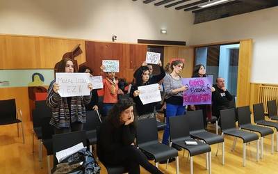 M8an feministek jasotako isunaren inguruan EH Bilduk aurkeztutako proposamena onartu du bilkurak