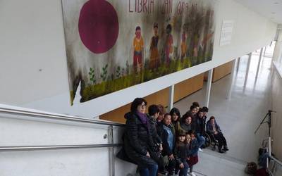 Zubikoan jarri dute 'Libria izan gura dot, ez balientia' murala