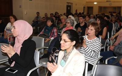 Harrera beroa egin diote 'Bideak gurutzatzen' dokumentalari