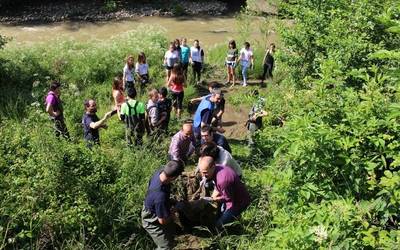 Ibaizabal eta Zaldai errekako hondakinak batzen dihardute Iurretan, Ekinaren Egunaren barruan