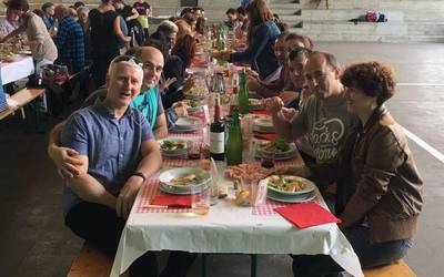Toki Ona Institutuaren 50. urteurreneko besta giro ederrean