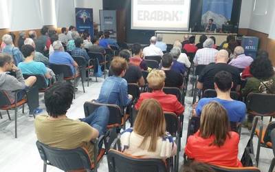 2.300 sinadura batu gura ditu Erabaki plataformak, trenbideko lurrei buruz galdeketa eskatzeko