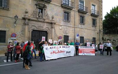 Epaitegiek artzapezpikutzak egitekoa duen etxe kaleratzea atzeratu dute