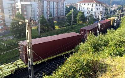 Atzerapenak daude tren zerbitzuan, tren bat bidetik atera delako