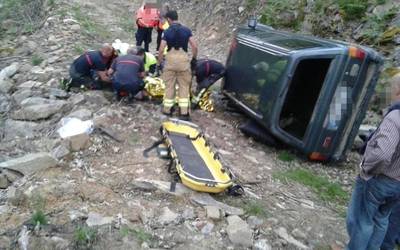 Autoan harrapatutako pertsona bat erreskatatu dute foru suhiltzaileek Garrastatxun