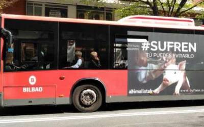 Beganismoaren aldeko mezua daraman autobusa Bilbotik dabil