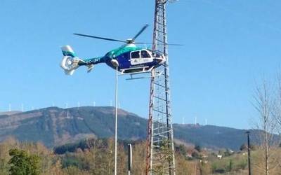 Juan Itziarko kalean gertatutako istripuaren ondorioz zauritu bat helikopteroan eraman dute Gurutzetako ospitalera