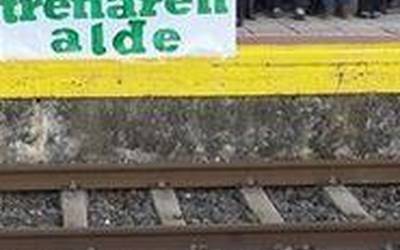 Ohiko trenaren alde egitera deitu dute