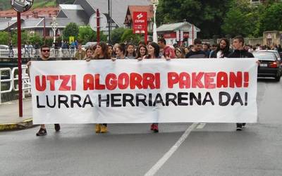 Dozenaka herritar bildu dira Algorrin egiten ari diren lanen aurkako manifestazioan
