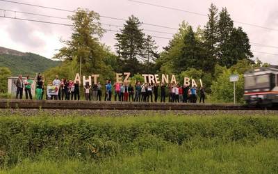 Tren sozialaren alde geltokiak aldarrikapenez bete dituzte Sakanan