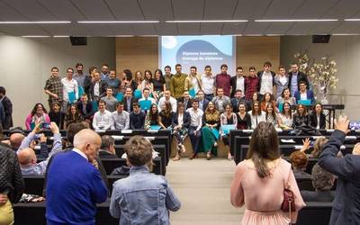 Diplomak jaso dituzte MUko Enpresen Administrazio eta Zuzendaritza Graduko eta masterretako ikasleek