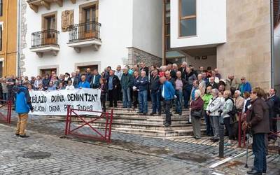 Pentsionistek, astelehenero moduan, elkarretaratzea egin dute udaletxe aurrean