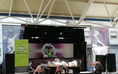 Dantza eta umeak izan dira Aspanovasen aldeko jaialdiko protagonistak