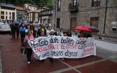 Astelehenero plazan, hilean behin kalez kale