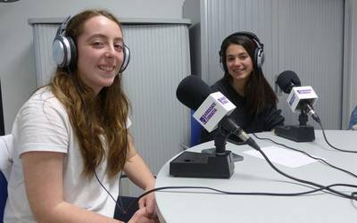 Gazteak Arrasate Irratian izan dira berdintasun esaldiak grabatzen