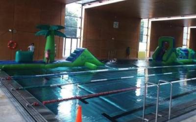 Durangoko igerilekuetan puzgarriak eta jolasak ipiniko dituzte