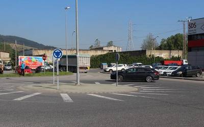 San Antonion geltoki berria egingo dute eta, oinezkoek barik, autobusak gurutzatuko du bidea